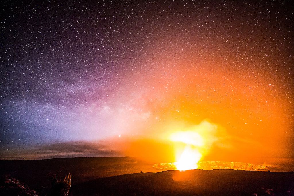 Vulkan und Sternenhimmel auf Big Island, Hawaii, im Februar 2016