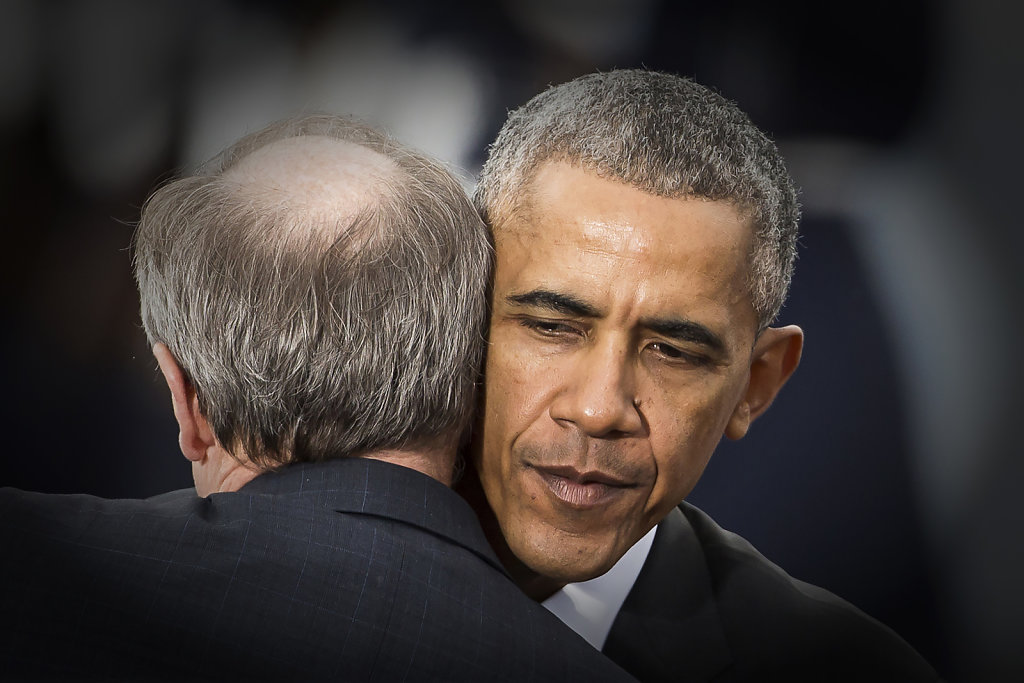 Der 44. US-Praesident Barack Obama verabschiedet sich innig vom US-Botschafter in Berlin John B. Emerson auf dem Berliner Flughafen Tegel (TXL) am 18.11.2016.