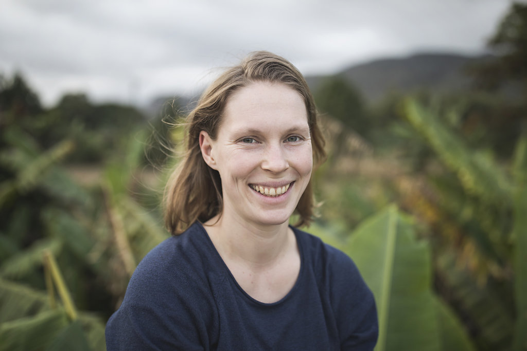 Anne vor einem Tabakfeld in Pinar del Rio auf Cuba.