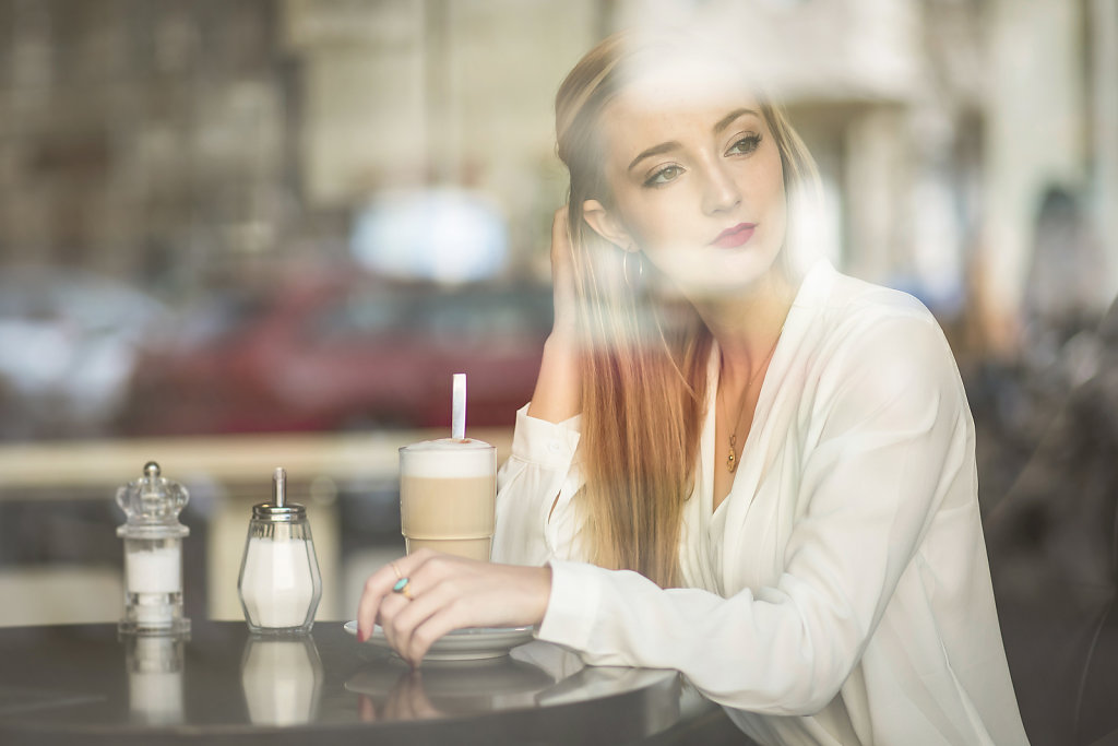 Ina in einem Cafe in Berlin.