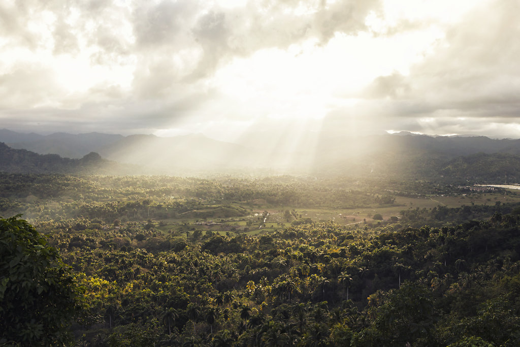 Sonnenstrahlen ?ber dem Cuchillas de Toa bei Baracoa, Kuba, im Januar 2010.